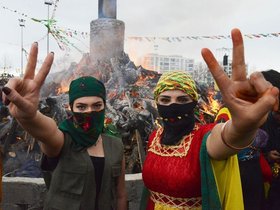 Zwei Aktivist*innen bei einer Newroz-Feier