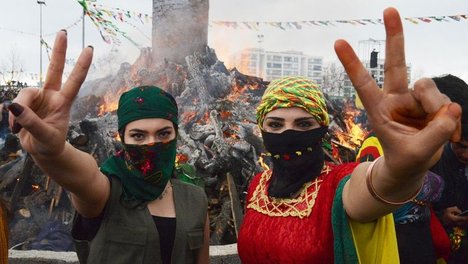 Zwei Aktivist*innen bei einer Newroz-Feier